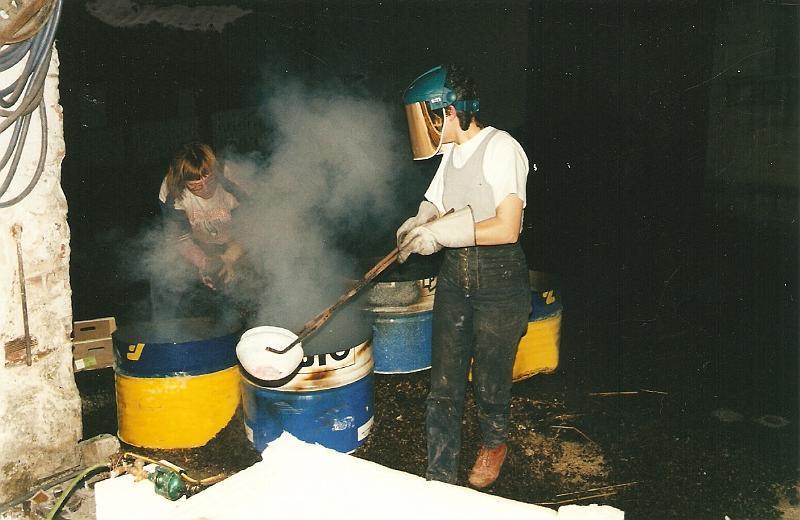 RAKU SACANDO PIEZAS DEL HORNO.jpg